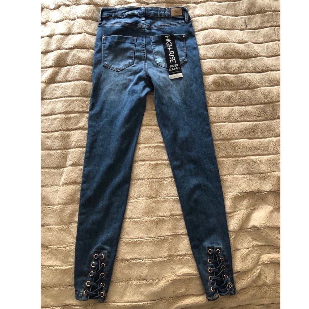High rise, skinny criss cross ankle jeans! 💙💕